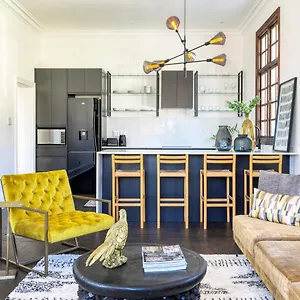 Secure & Central: With Views Of Table Mountain Kapstadt